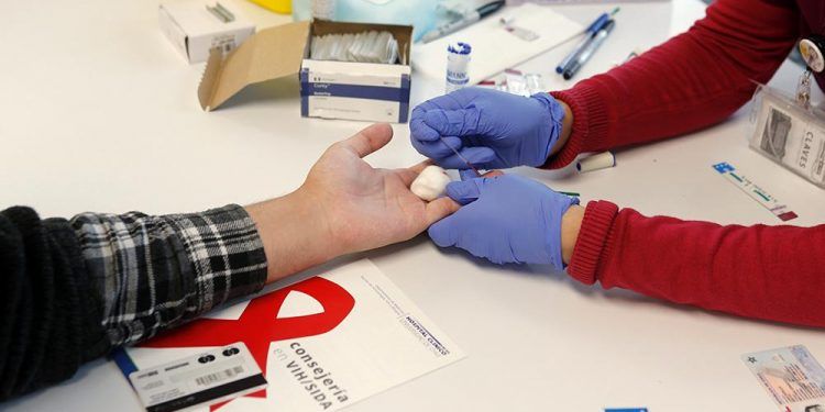 U de Chile: Científicos chilenos realizan hallazgo que permitiría impulsar nuevas terapias contra el VIH