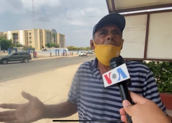 Cómo el dólar y el bolívar compiten en Venezuela: “Es un desastre, no hay quien ayude al pueblo” (Reportaje Especial VOA)