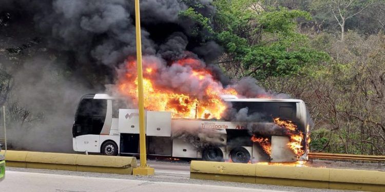 Carabobo: Autobus fue consumido totalmente por las llamas en la autopista Puerto Cabello – Valencia