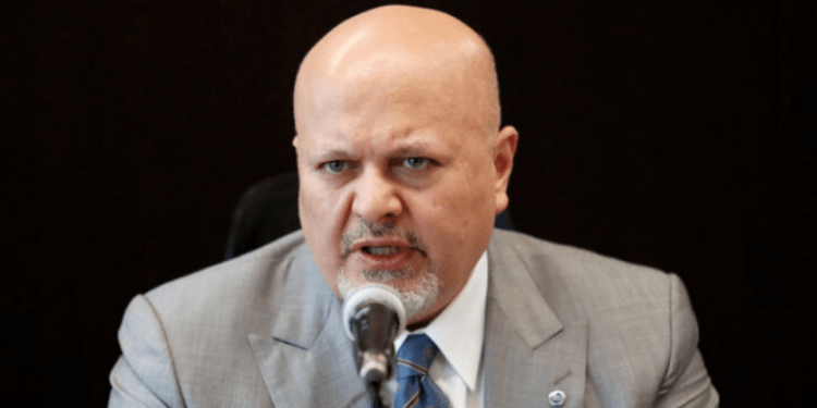 El fiscal de la Corte Penal Internacional, Karim Khan, habla en una conferencia de prensa en Bogotá, Colombia, el 27 de junio de 2023. Khan lidera las investigaciones por presuntos crímenes de lesa humanidad en Venezuela, de las que se conocerá un fallo clave en marzo.