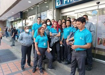 Venezuela: Trabajadores de Farmatodo protestan frente a las sedes exigiendo mejoras salariales y beneficio de transporte (+ Imágenes)