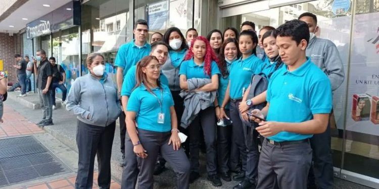 Venezuela: Trabajadores de Farmatodo protestan frente a las sedes exigiendo mejoras salariales y beneficio de transporte (+ Imágenes)