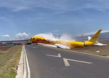 Costa Rica: Momento cuando avión de carga se partió en dos en medio de la pista (+ Video)