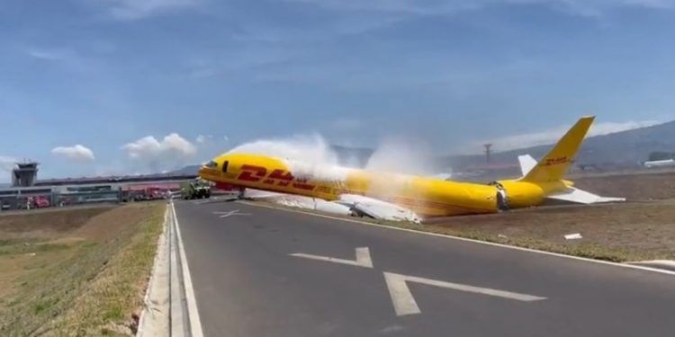 Costa Rica: Momento cuando avión de carga se partió en dos en medio de la pista (+ Video)