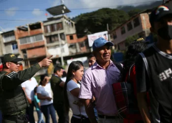 Cierran las urnas en Colombia, comienza el escrutinio (Imágenes + Video)