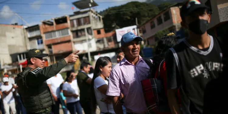 Cierran las urnas en Colombia, comienza el escrutinio (Imágenes + Video)