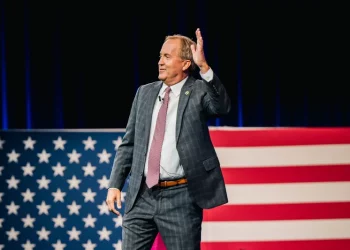 EEUU: Fiscal de Texas, Ken Paxton, propuso dar armas a los maestros para defenderse de tiroteos