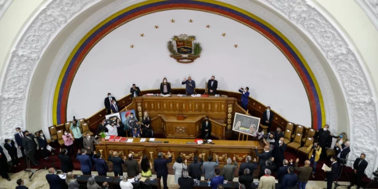 Oposición venezolana “sale de su inercia” con tareas pendientes: expertos