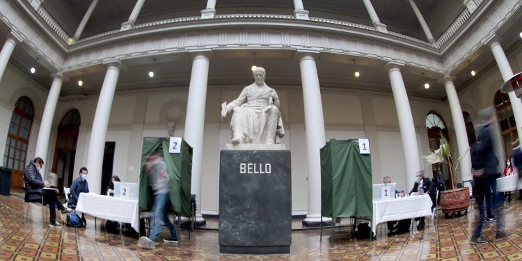 Rosa Devés es elegida como nueva Rectora de la Universidad de Chile para el período 2022-2026