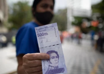 El uso del bolívar va en aumento mientras los venezolanos tratan de que rinda su dinero