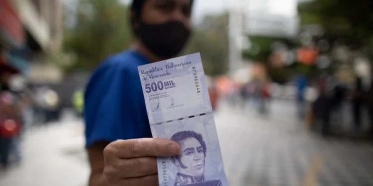 El uso del bolívar va en aumento mientras los venezolanos tratan de que rinda su dinero