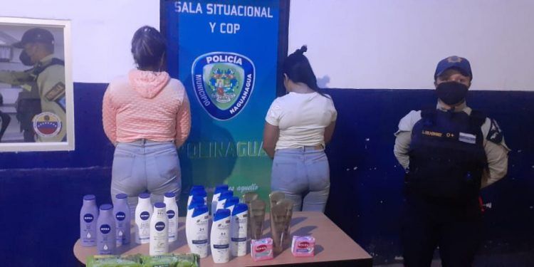 Carabobo: Policía de Naguanagua detiene a dos mujeres hurtando impresionante cantidad de productos en Farmatodo El Cafetal