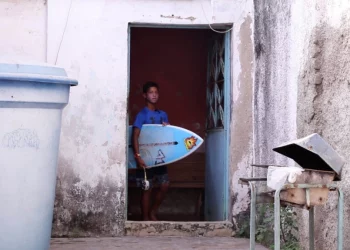 Venezuela: “El surf es mi vida”, el escape de niños de bajos recursos en un pueblo costero (+ Video)