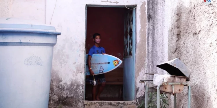 Venezuela: “El surf es mi vida”, el escape de niños de bajos recursos en un pueblo costero (+ Video)