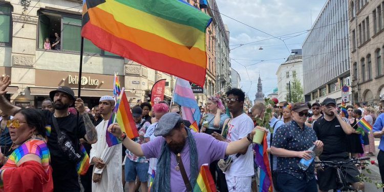 Noruega: Cancelan marcha del Orgullo, tras tiroteo en un pub gay de Oslo que arrojó dos muertos y 21 heridos