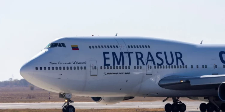 Argentina retiene a tripulantes de avión venezolano-iraní sancionado por EE.UU. (+ Video)
