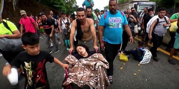 México: Murió venezolana en silla de ruedas que iba en caravana de migrantes a los EE.UU.