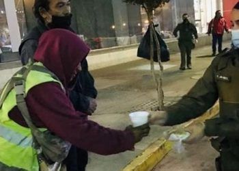 Chile: Alumnos egresados de la U de Chile reunidos en la Fundación Nuestra Calle, ayudan a personas en situación de calle durante el invierno
