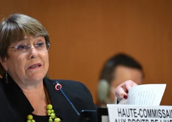 Bachelet es conminada a renunciar tras su visita a China