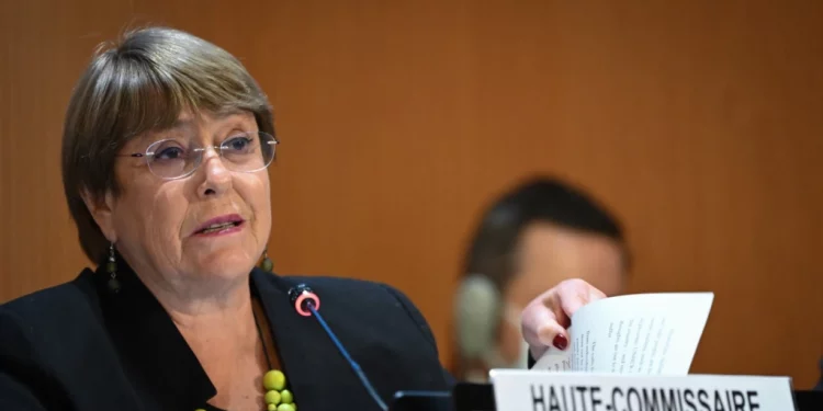 Bachelet es conminada a renunciar tras su visita a China