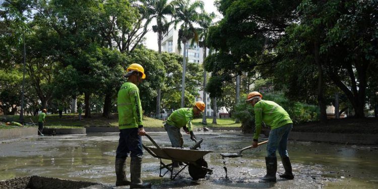 Realizan trabajos de rehabilitación integral de la plaza Fabián de Jesús Díaz en Valencia