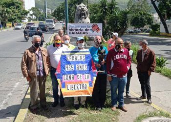 Caracas: Protestan en defensa de los símbolos históricos de la ciudad colocando ofrenda en Puente de Los Leones