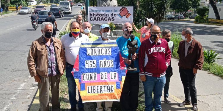 Caracas: Protestan en defensa de los símbolos históricos de la ciudad colocando ofrenda en Puente de Los Leones