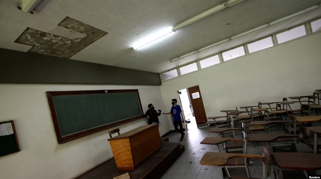 Venezuela recurre a militares para reparar las escuelas