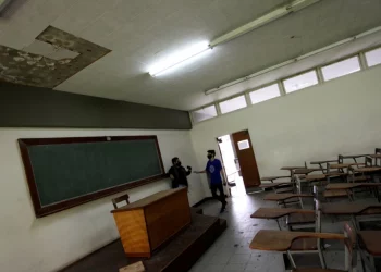 Venezuela recurre a militares para reparar las escuelas