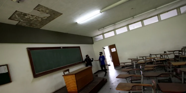 Venezuela recurre a militares para reparar las escuelas