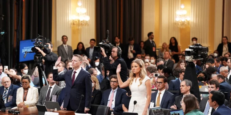 Trump se sentó por horas a ver cómo se desarrollaba el ataque al Capitolio: testigos en audiencia