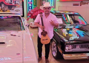 César Mendoza el cuatrista que llena de tradición venezolana a los Estados Unidos (+ Video)
