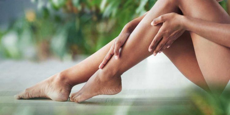 Con estas recomendaciones puedes aliviar y prevenir el dolor y la pesadez en las piernas de manera natural