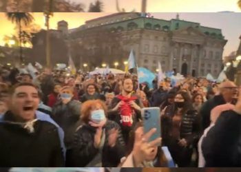 Argentina: Miles de personas salieron a la calle en distintas ciudades del país en protesta contra el gobierno de Fernández