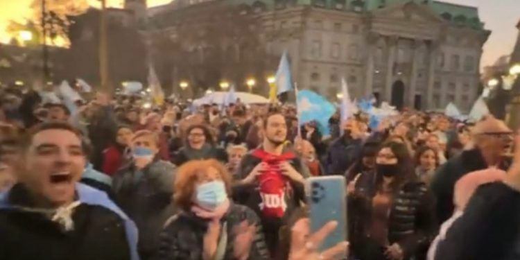 Argentina: Miles de personas salieron a la calle en distintas ciudades del país en protesta contra el gobierno de Fernández