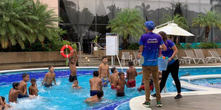 Hesperia WTC Valencia ofreció un día de piscina y diversión a niños de la Casa Hogar «Don Bosco»