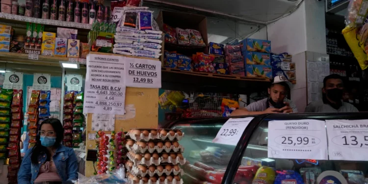 “Un dolor de cabeza”: el impacto en los bolsillos venezolanos por el alza del dólar (+ Video)