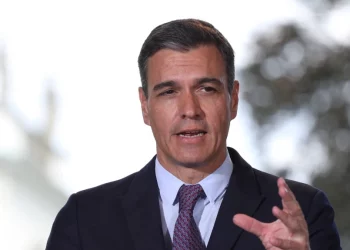 Pedro Sánchez inicia su gira en Colombia, se reunirá con Petro