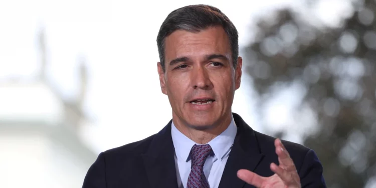 Pedro Sánchez inicia su gira en Colombia, se reunirá con Petro