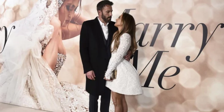 Jennifer Lopez y Affleck se casan en compañía de amigos y familiares