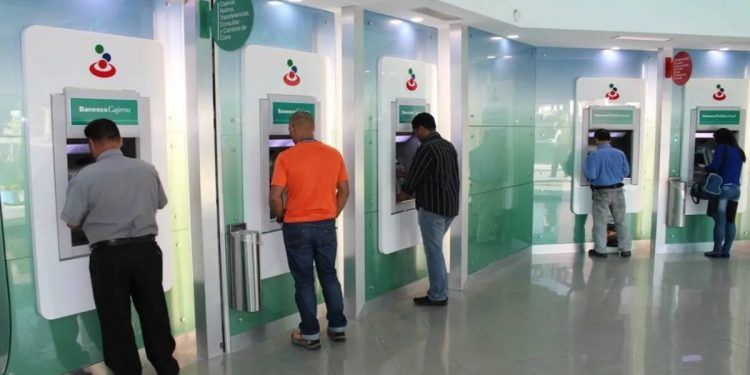 Bancos Nacionales elevan a 500 bolívares los retiros por cajero, ¿Cuáles bancos lo han aplicado?