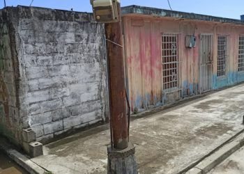 Morón: Gobierno municipal sustituye postes de alumbrado público