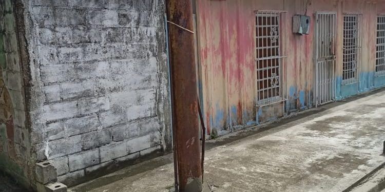 Morón: Gobierno municipal sustituye postes de alumbrado público