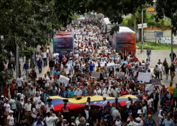 Gobierno de Maduro acepta pagar completo el bono de educadores tras días de protestas