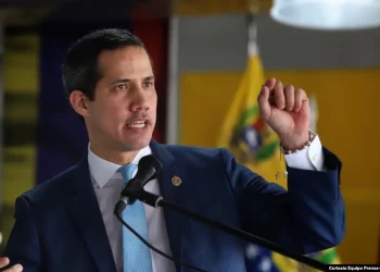 Juan Guaidó dice que busca platicar con Petro