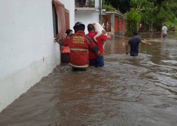 Caracas: Río Guaire se desbordó afectando varias zonas tras fuertes lluvias registrada este miercoles