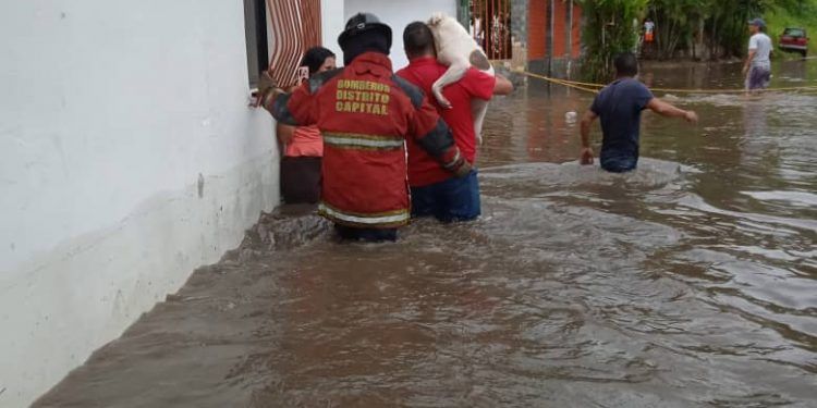 Caracas: Río Guaire se desbordó afectando varias zonas tras fuertes lluvias registrada este miercoles