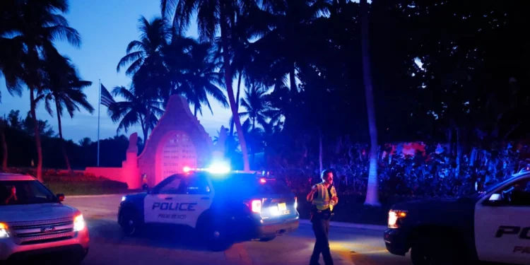 Florida: Trump dice que el FBI allanó su finca Mar-a-Lago