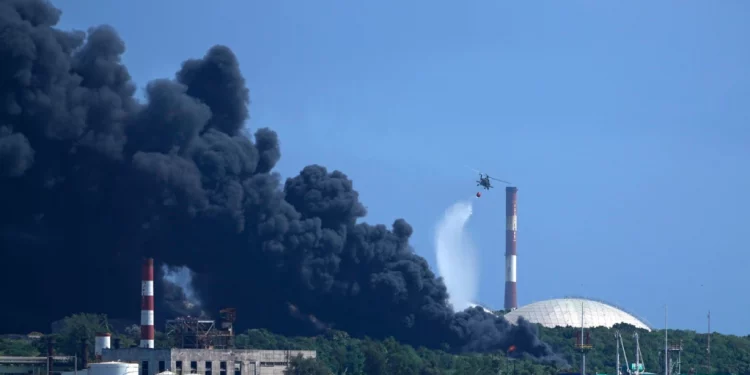 Cuba: Incendio en tanque de petróleo provoca explosiones y deja decenas de heridos