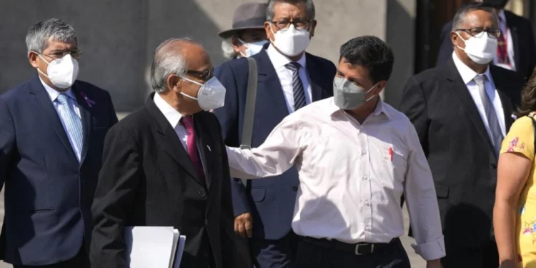 Primer Ministro de Perú presenta su renuncia al presidente Castillo